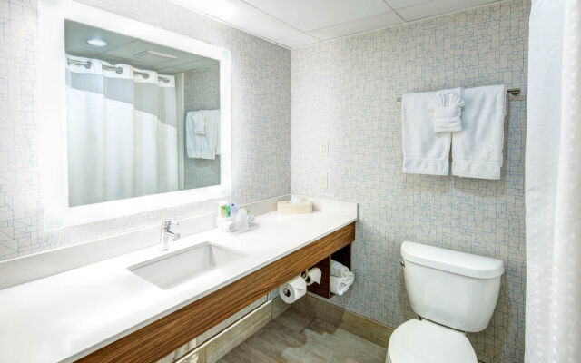 Holiday Inn Express & Suites Woodbridge