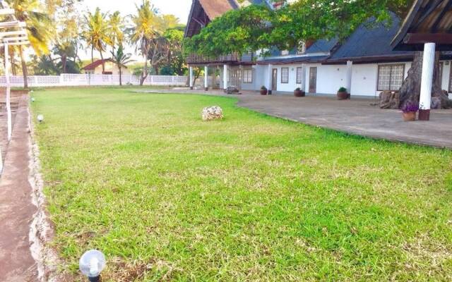 Bahari Beach Castle Lodge