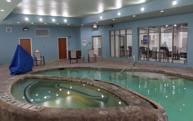 Holiday Inn Express & Suites Mansfield by IHG