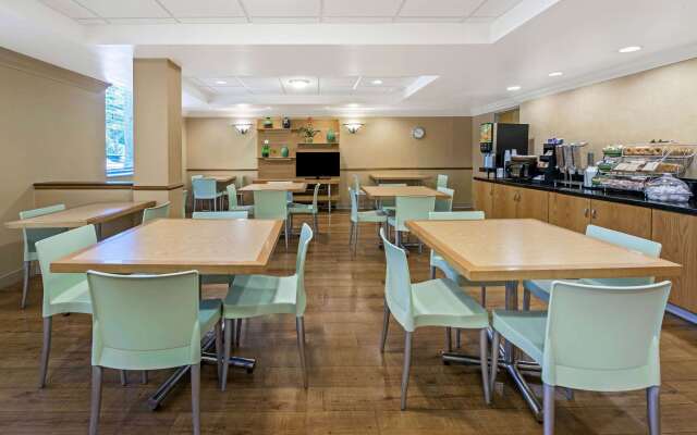 La Quinta Inn & Suites by Wyndham West Palm Beach Airport