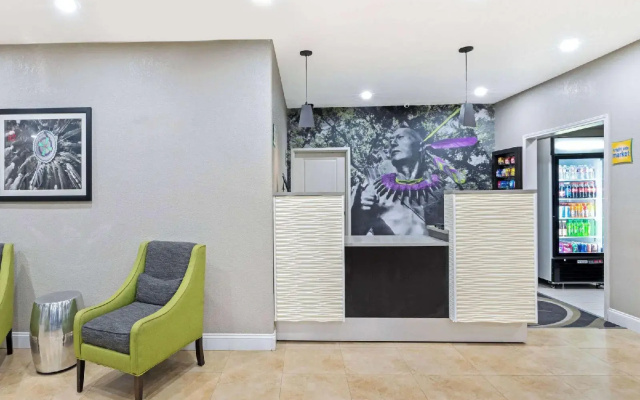 La Quinta Inn & Suites By Wyndham Ada