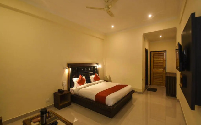 Raku's Place by OYO Rooms