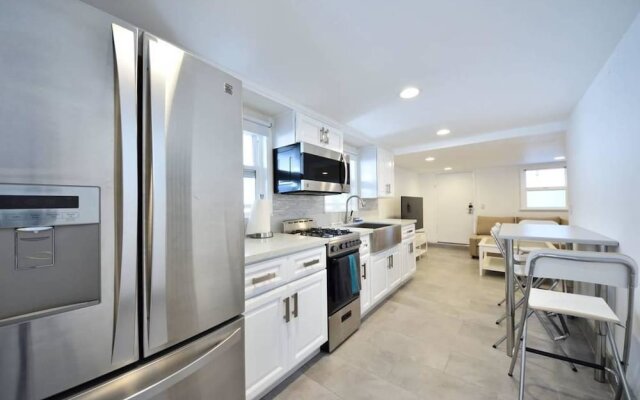 B5 Gorgeous Modern Home in Prime Location With AC and Backyard