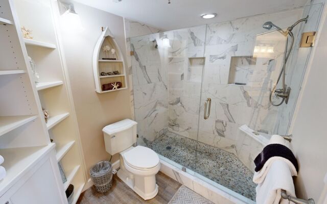 Inlet Reef 605 2 Bedroom Condo by RedAwning