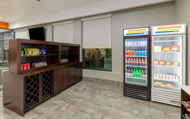 La Quinta Inn & Suites by Wyndham Dallas - Frisco Stadium