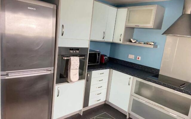 Lovely 2-Bedrooms Apartment Step to The Beach