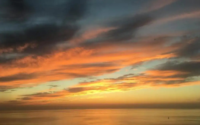 Comfy City Stay Near Sea