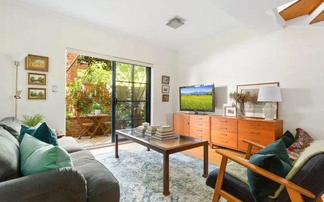 Spacious 2-bed Townhouse With a Lush Courtyard