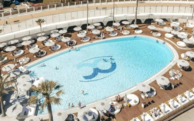 Sea front apartment in Puerto Banús