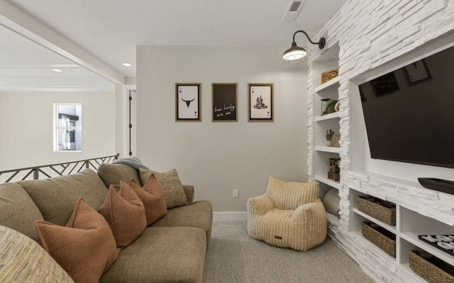 Southwest Getaway 6 Bedroom Home