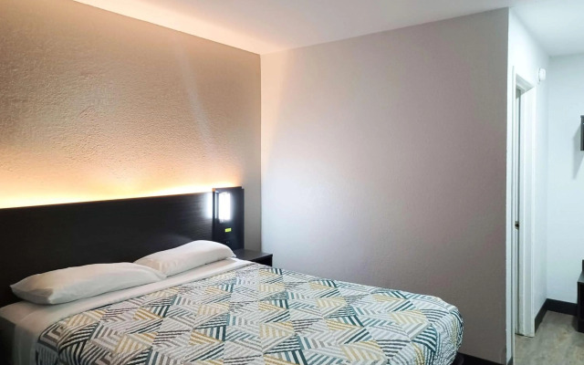 Motel 6 Fresno, CA - Blackstone North