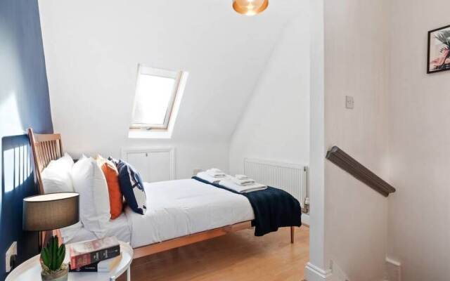 Bright 2 Bedroom House in Kennington