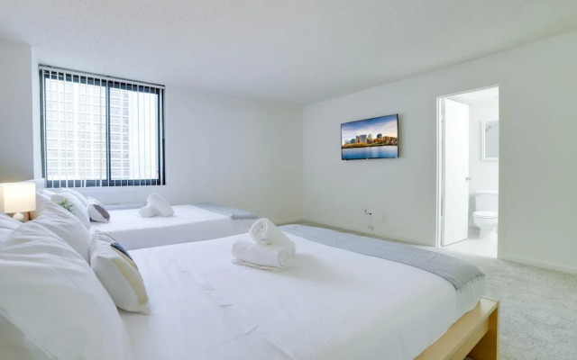 Charming Elegance Crystal City Apartment