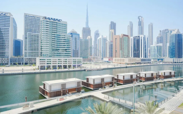 Urban Skyline City Comfort Studio