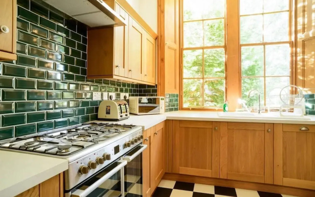 JOIVY 5 Bedroom Apt Near Meadows & George Square
