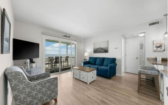 A Beach Dream 1 Bedroom Condo by RedAwning