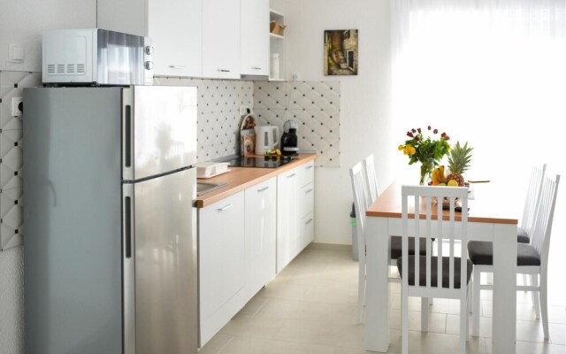 Amazing Apartment in Makarska With Wifi and 2 Bedrooms