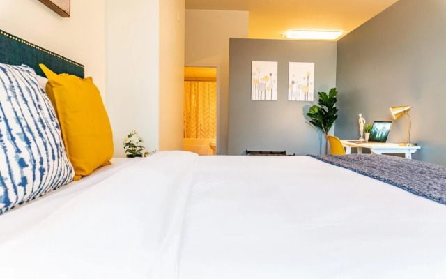 Comfy DT Loft w Parking Rooftop Patio BBQ Gym
