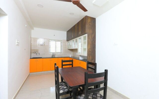 OYO 10701 Moukthi Apartment