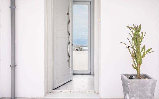 Luxury Villa With Pool And Sea View..!