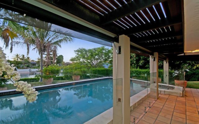Bal Harbour Broadbeach Waters Holiday Home