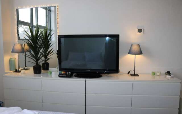 Cosy Newtown Studio Apartment With Swimming Pool