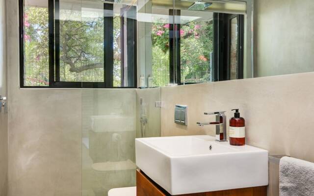 Upper Green Point Roos Villa