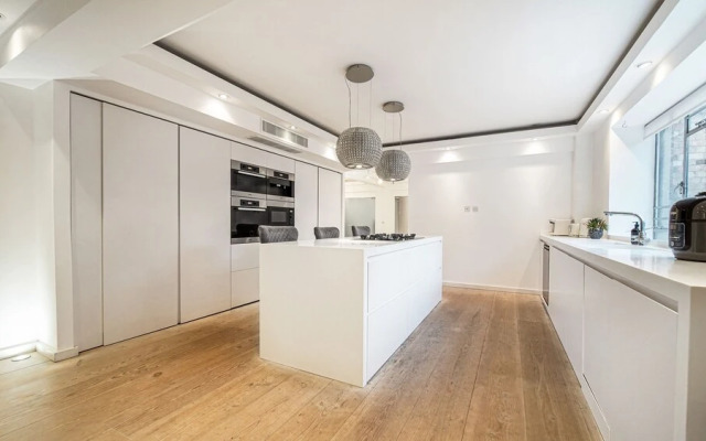 Exquisite 2400sqft 3 Bed Brick Lane Pad
