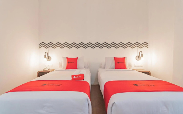 RedDoorz Premium @ Hotel Hebat