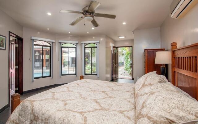 Elegant House 3-bed/2-bath With Large BBQ Patio