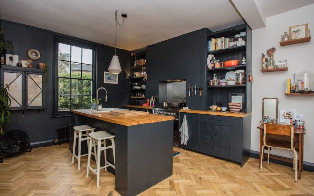 Stunning 2 Bedroom House in De Beauvoir Town