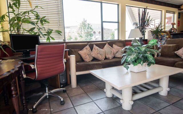 Super 8 by Wyndham Albuquerque Downtown