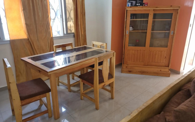 Chambres Privees Climatisees-Douches Personnelles-Neflix-Salon