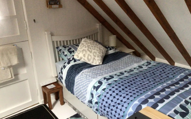 Cozy Camborne Studio Retreat With two Single Beds