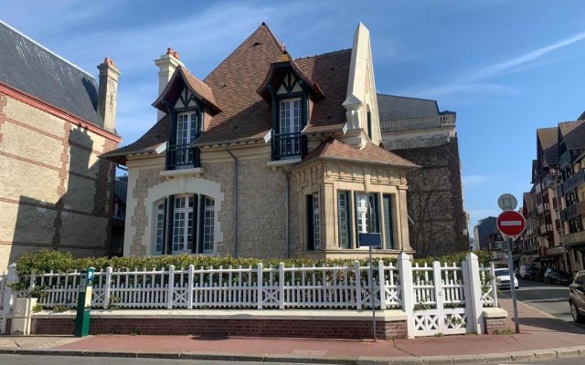 CMG - Magnifique maison de ville - Deauville - 350m plage