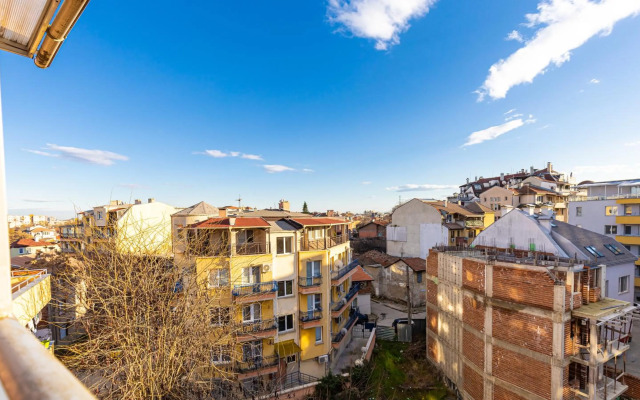 Sunny 1BD Apartment in OLD TOWN