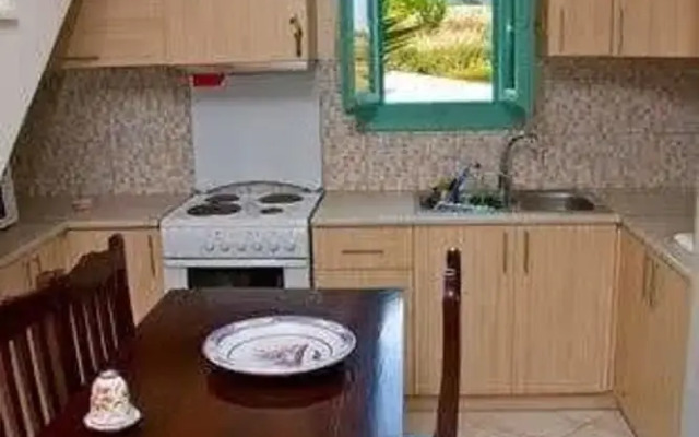 Skyros Luxury Poolside Getaway