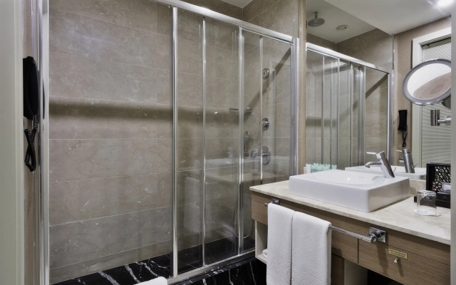 Cratos Premium Hotel & Casino