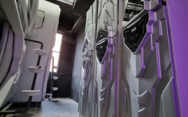 MET A Space Pod Phrom Phong