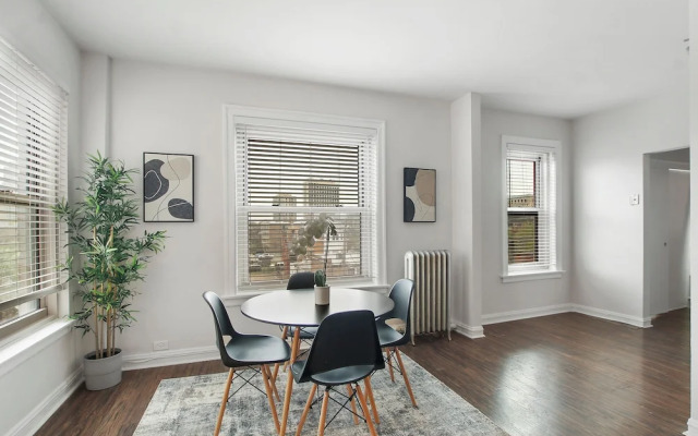 Sleek 2BR - Hyde Park 405