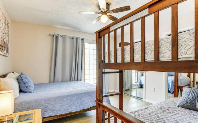 Furnished Sunroom w/ TV! Canal-front Bradenton Gem