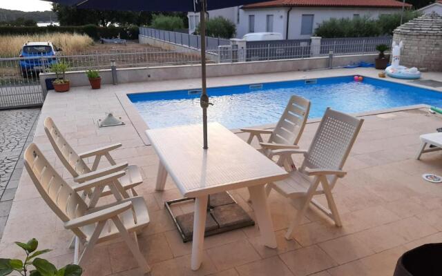 Nice, cosy studio apartment with shared outdoor pool