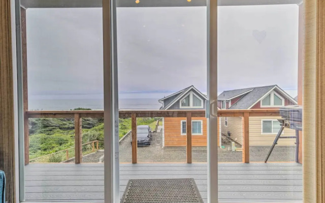 Chic Beachfront Abode w/ Balcony & Beach Access!