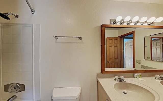 Nice 2 Bedroom Condo in Mammoth! Easy access to 3 Hot Tubs & Pool! by RedAwning