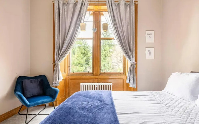 Stunning 5 Bedroom Large Apartment With Parking