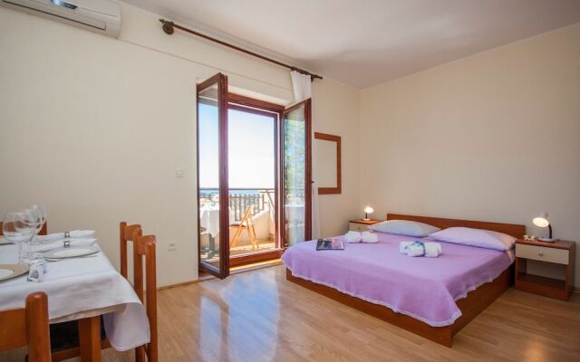 Apartments & Rooms Mikelin