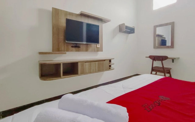 RedDoorz Syariah near RSUD Kajen Pekalongan – Guest Rooms – Karanganyar