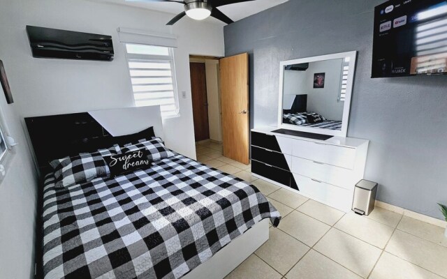 "cozy and Modern Apartment Black & White With Jacuzzi on Terrace"