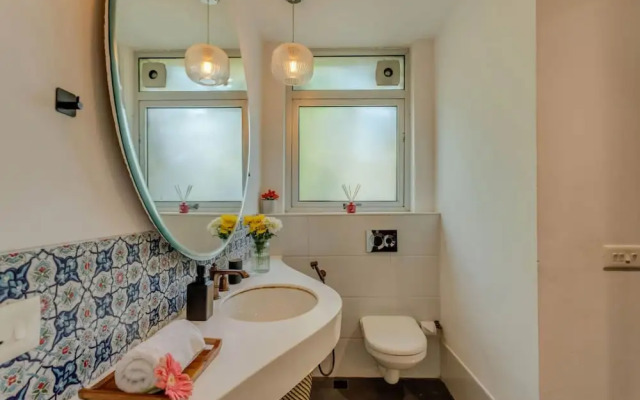 Stylish 2BR w Pool Near Candolim and Coco Beach