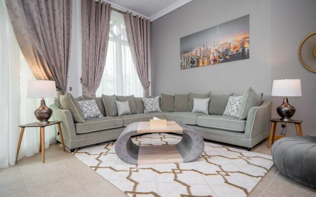 Luton Vacation Homes - Shoreline Apartment with Beach access